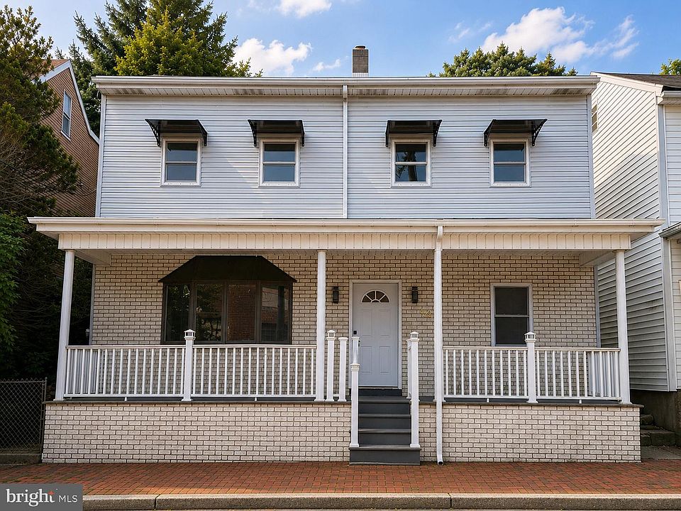 1st image of 142 W Bacon St