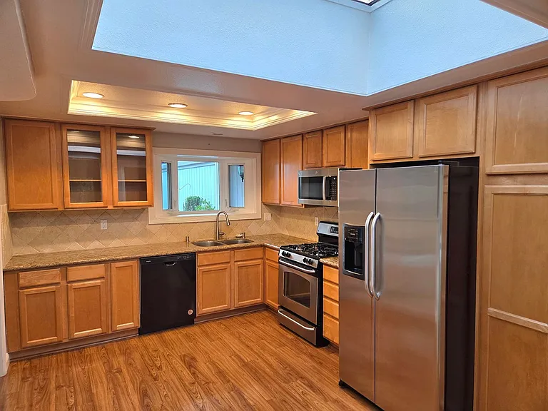 565 Rolling Hills Ln — Photo 4