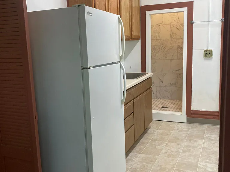 119 E 5th St #2 — Photo 9