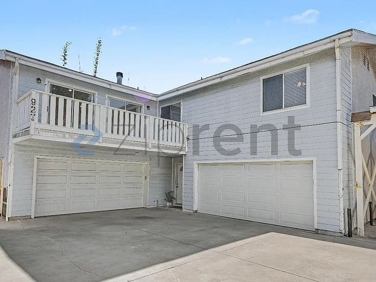 927 Freeman Ave — Photo 2
