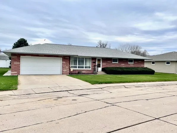 2451 Grand Crescent Dr, Gothenburg, NE 69138