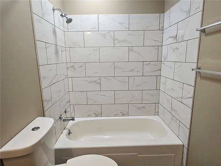 395 Monivea Ln — Photo 16