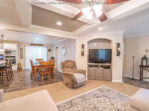 5th image of 300 Valley View Dr