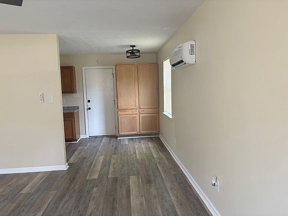 4th image of 3817 Oakland Dr