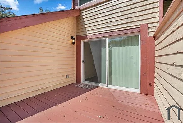 1090 Village Rd — Photo 2