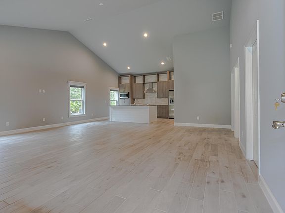 3rd image of 124 Conifer Ln
