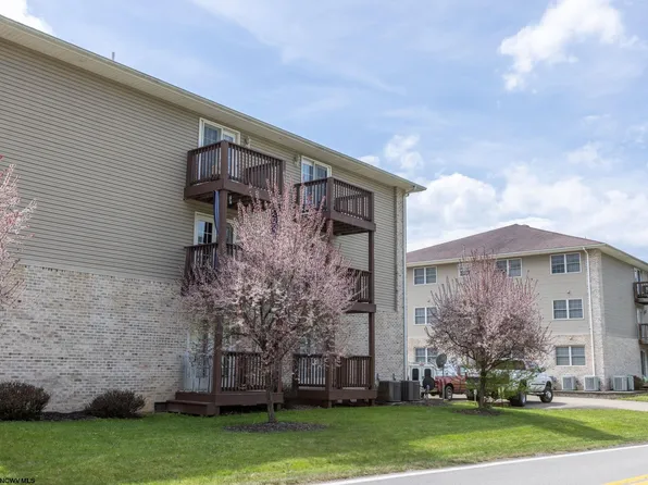 433 Creekside Dr, Morgantown, WV 26508