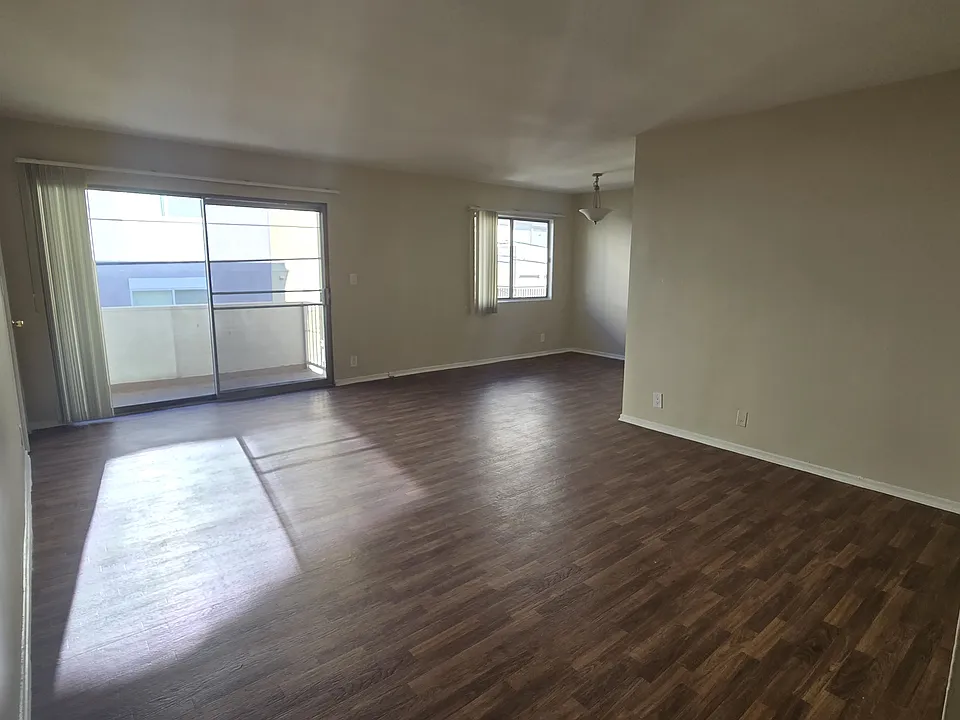 510 S Mariposa Ave #205
