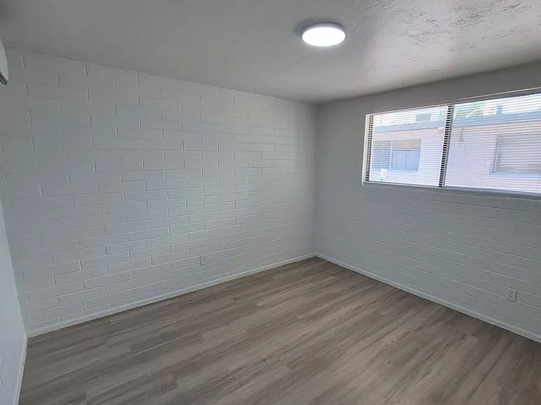 2053 N Alvernon Way — Photo 4