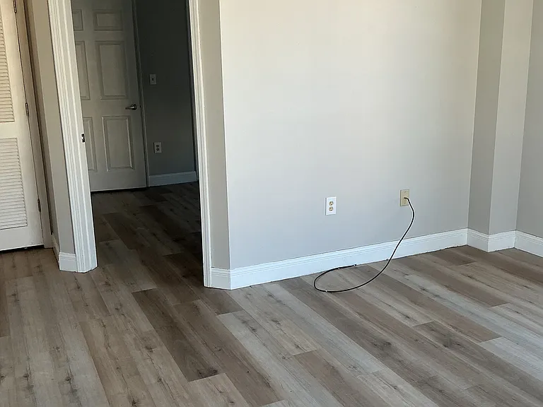 Drake Hotel Apartments — Photo 9