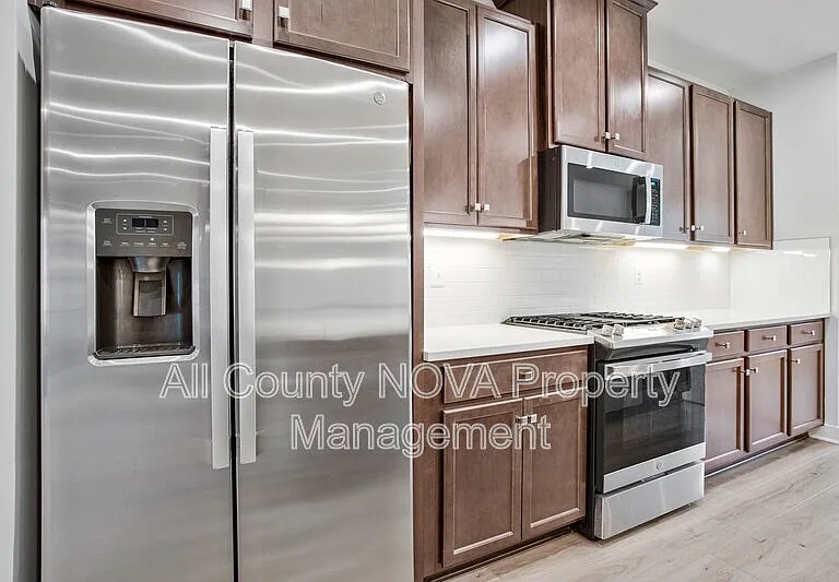 10936 Presidential Pkwy — Photo 4