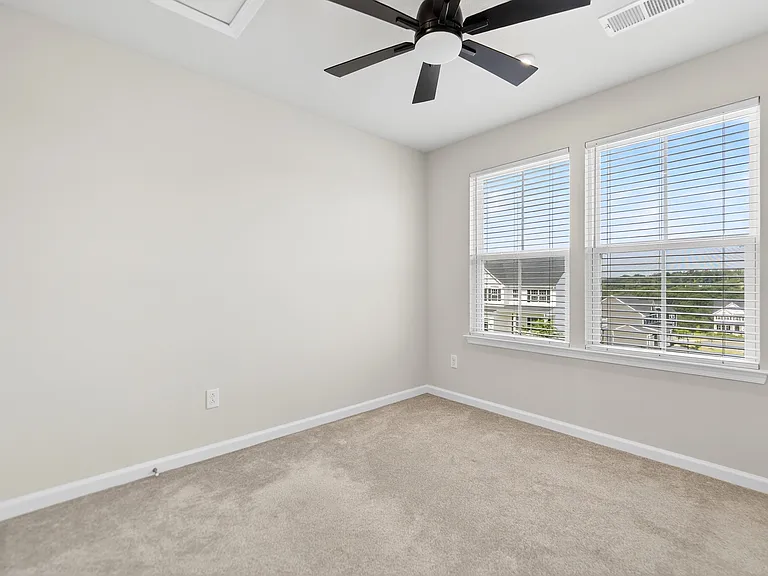 526 Dogwood Ln — Photo 20
