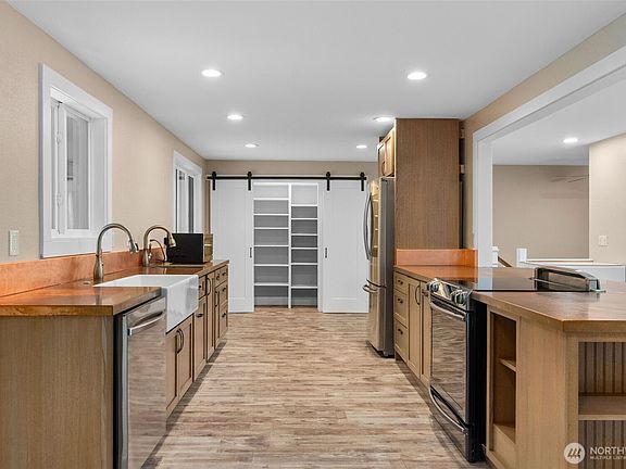3rd image of 9009 Ridgeview Circle W