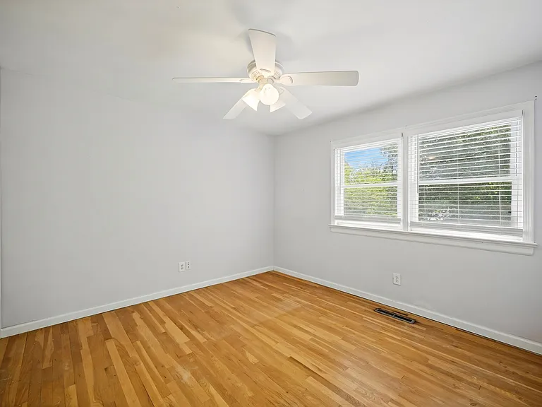 724 Yorkshire Dr — Photo 5