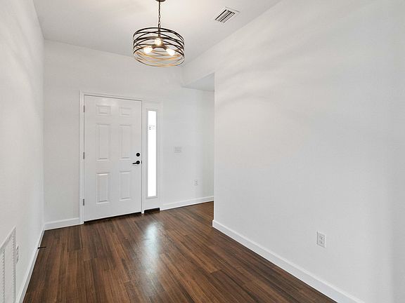 3rd image of 1084 Towhlen St SE