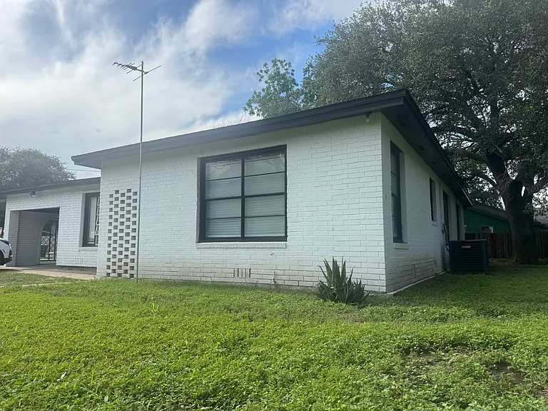 809 Loma St — Photo 1