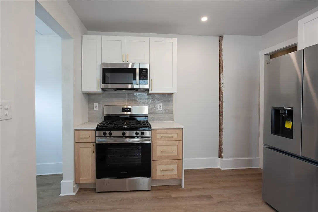 3 bed, 1.0 bath, 2404 sqft, $1,850 — Photo 3
