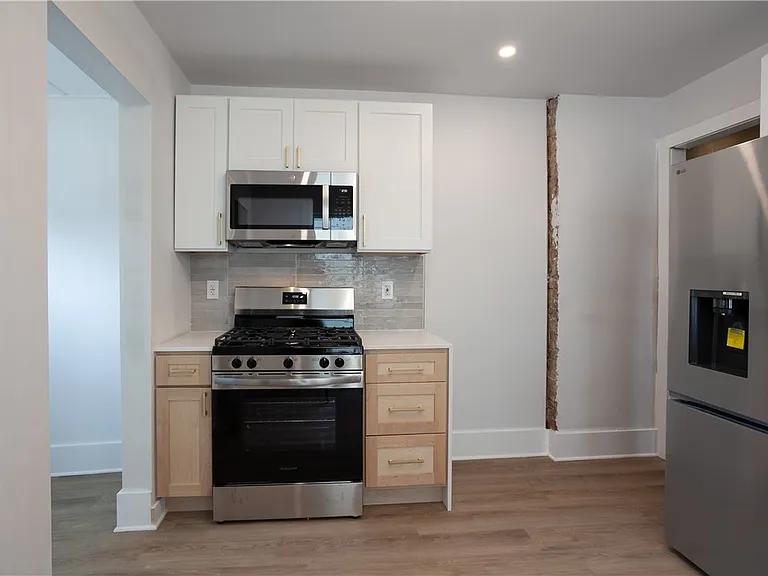 1786 Clifford Ave — Photo 3