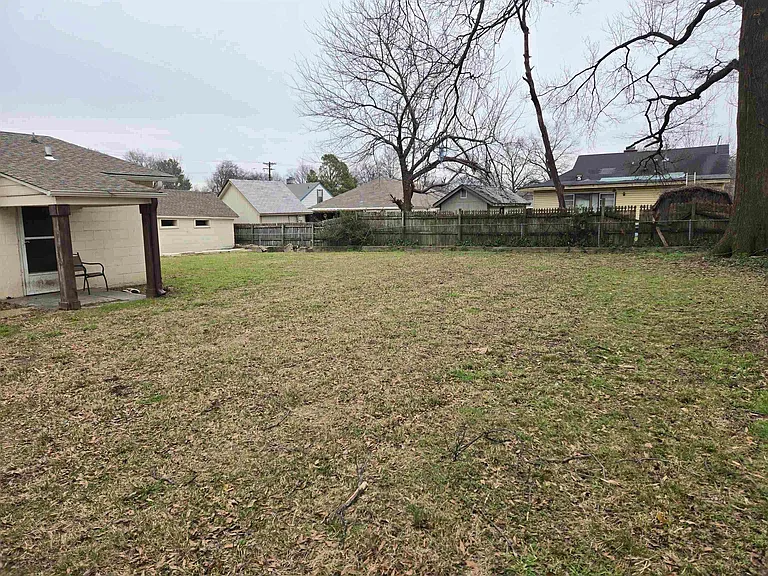 690 McConnell St — Photo 15