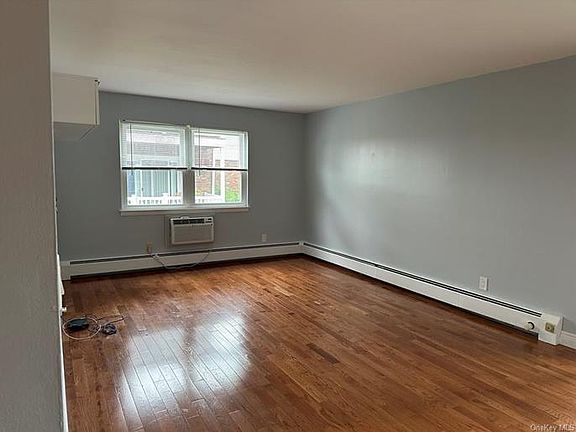 5th image of 83 Doxbury Ln