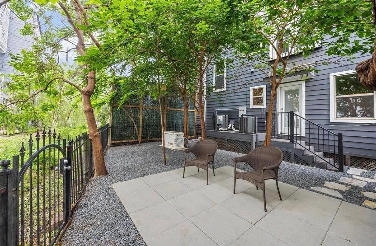3 bed, 3.5 bath, 2492 sqft, $3,900 — Photo 2