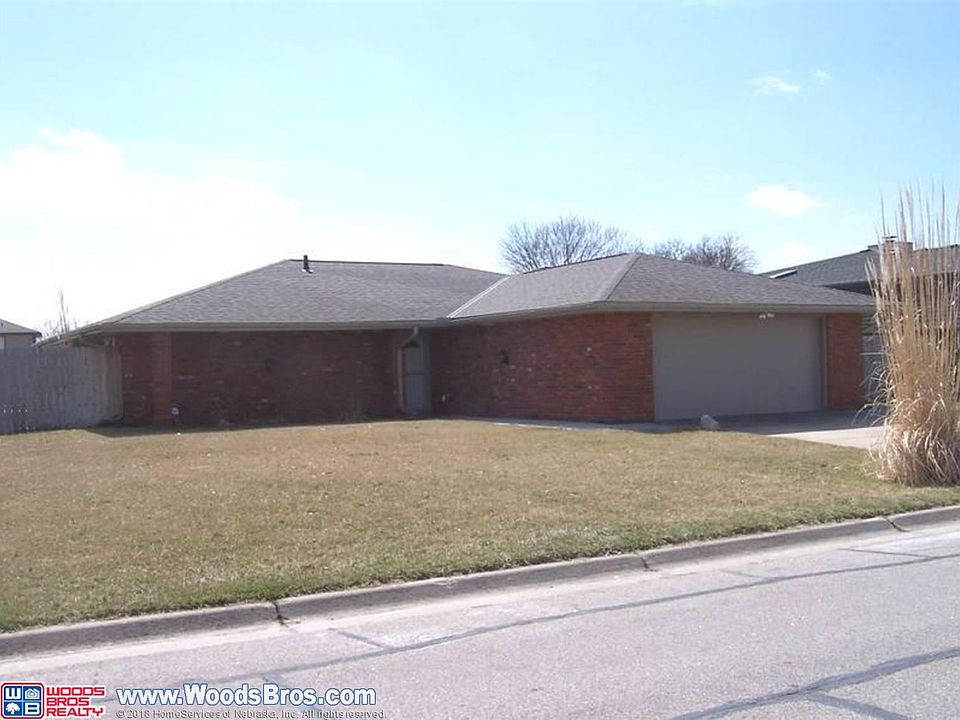 1st image of 822 N Lakeshore Dr