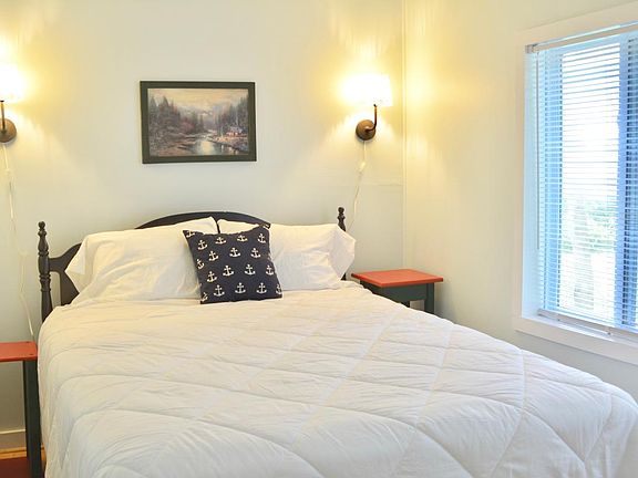 Bedroom with Queen size bed