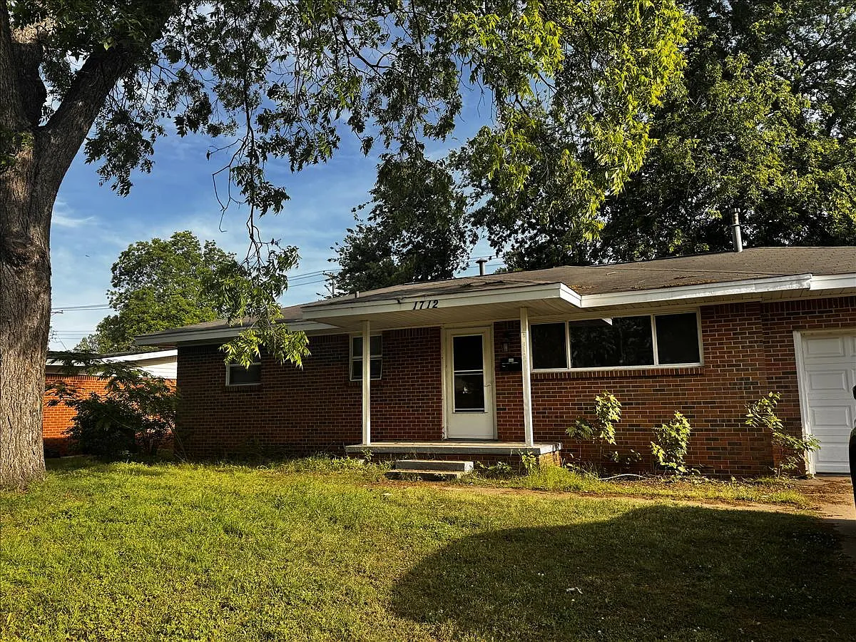 3 bed, 1.0 bath, 936 sqft, $2,300 — Photo 2