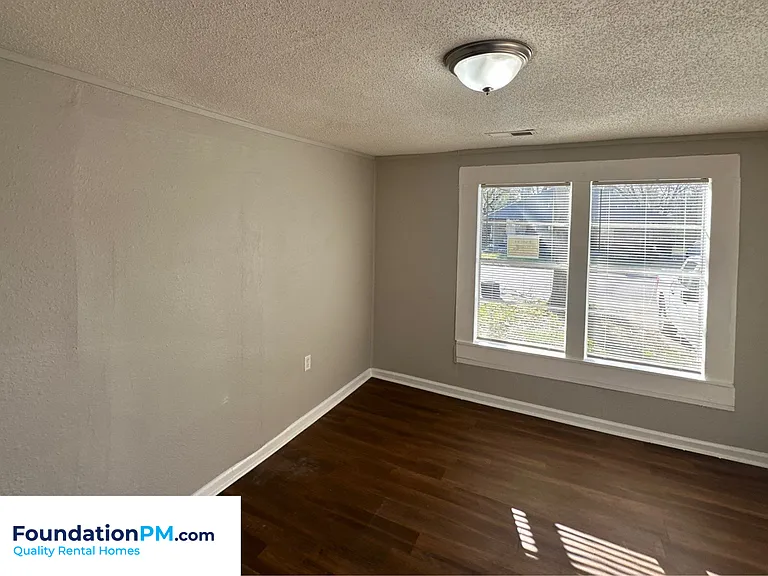 1596 Barton St — Photo 11