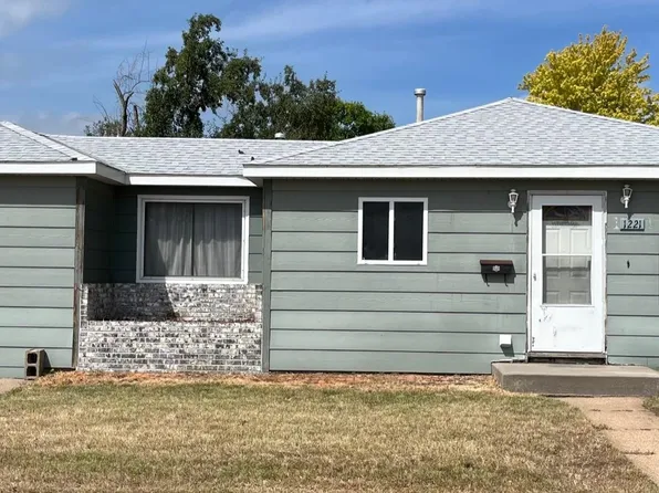 1221 K St, Cozad, NE 69130