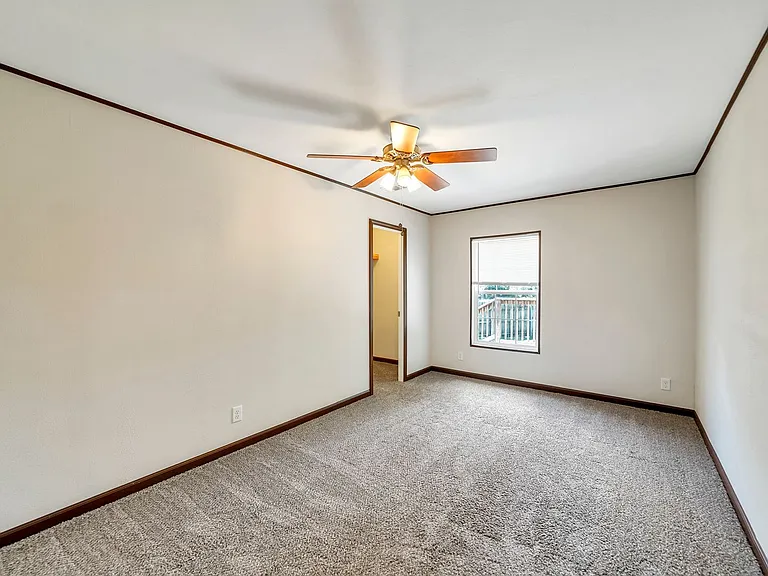 483 Howard St — Photo 16