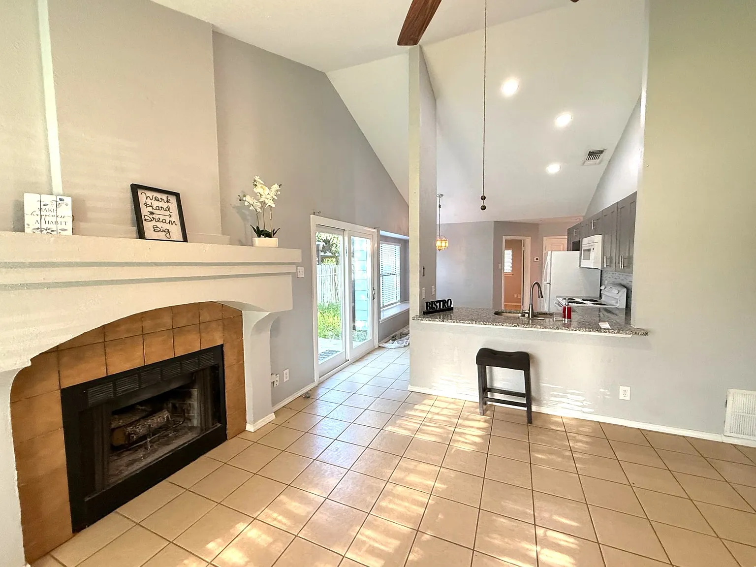 3 bed, 1028 sqft, $1,495 — Photo 4