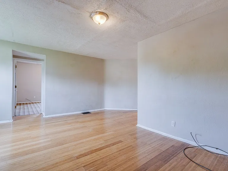 Great building with off street parking, views of the city, laundry on site! — Photo 5
