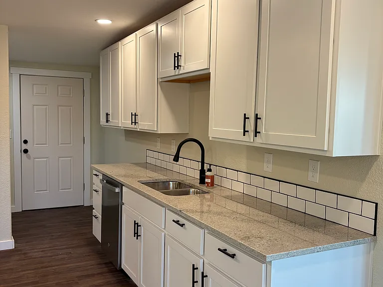 1460 Cascade Dr — Photo 5