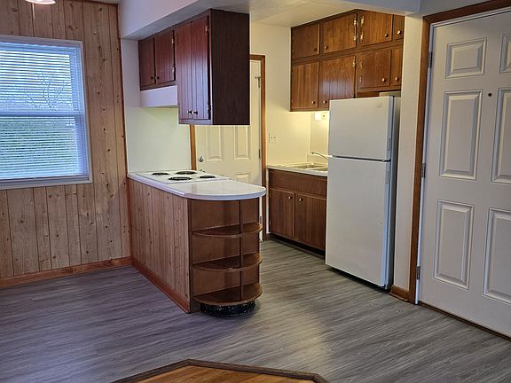 3rd image of 110 E Mill St