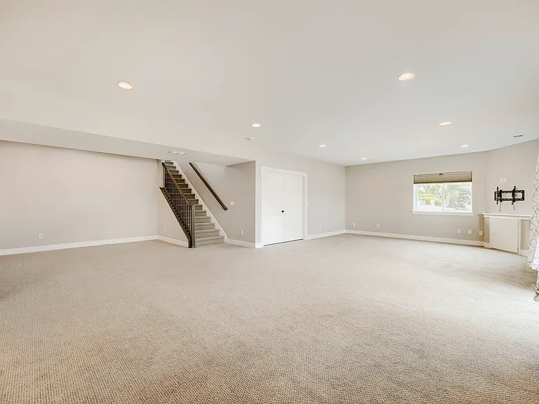 687 Easton Ct — Photo 28