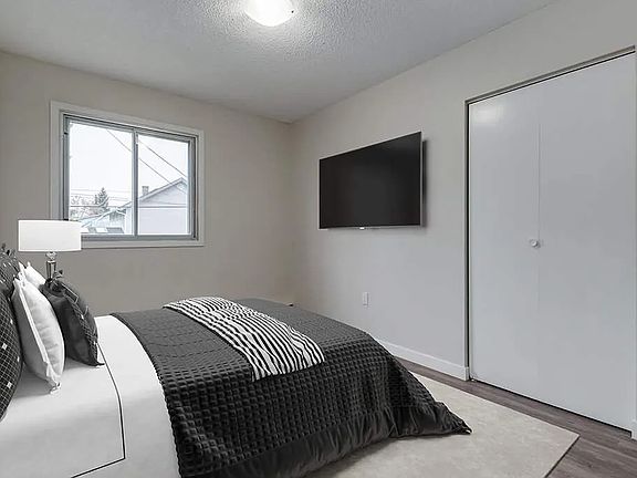 5th image of 15 Darlington St E #3