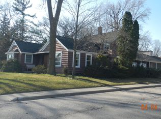 606 Riverside Dr SE, Lowell, MI 49331