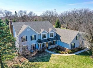 657 Old Westbury Rd, Crystal Lake, IL 60012