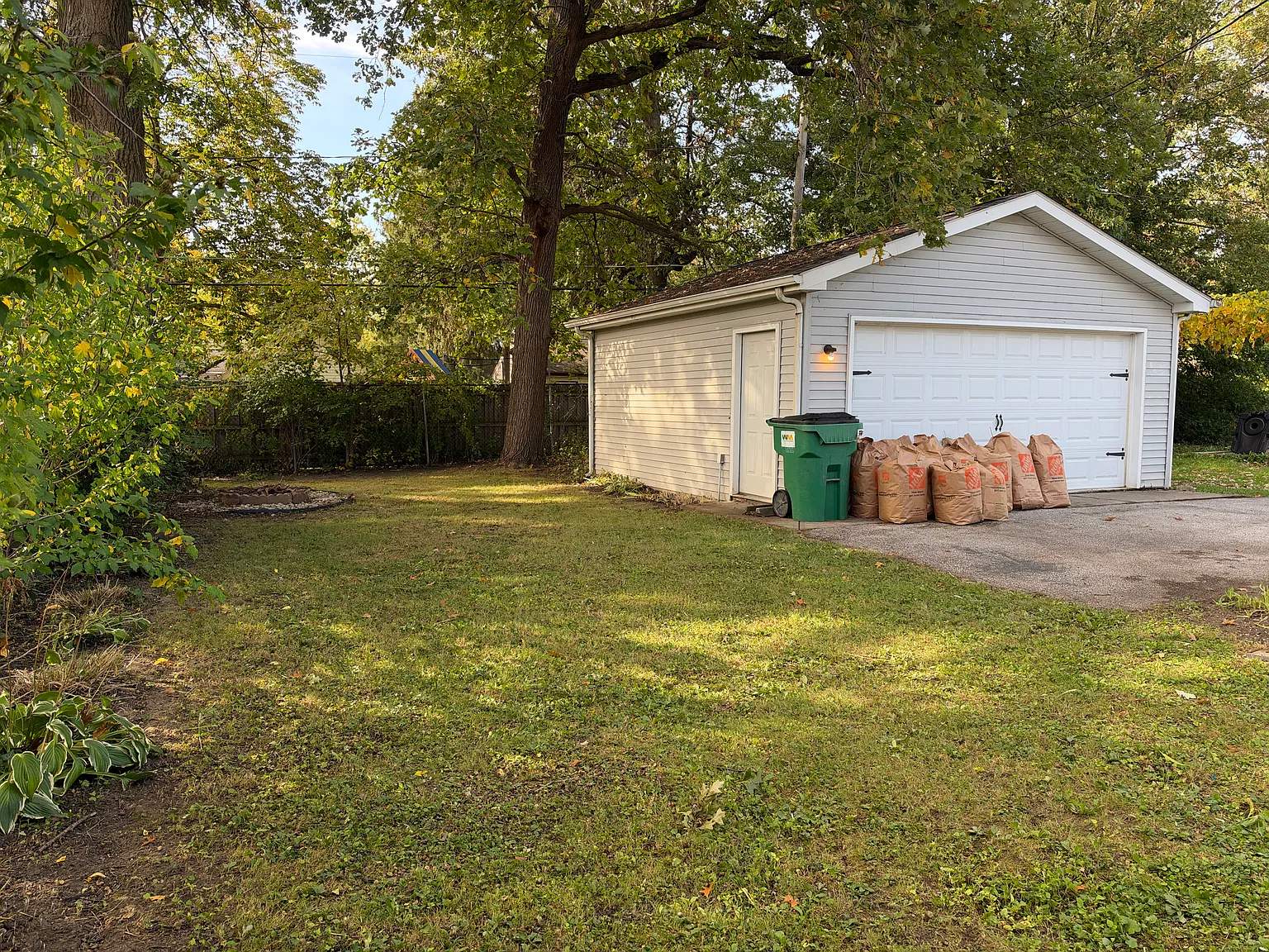3 bed, 891 sqft, $1,600 — Photo 3