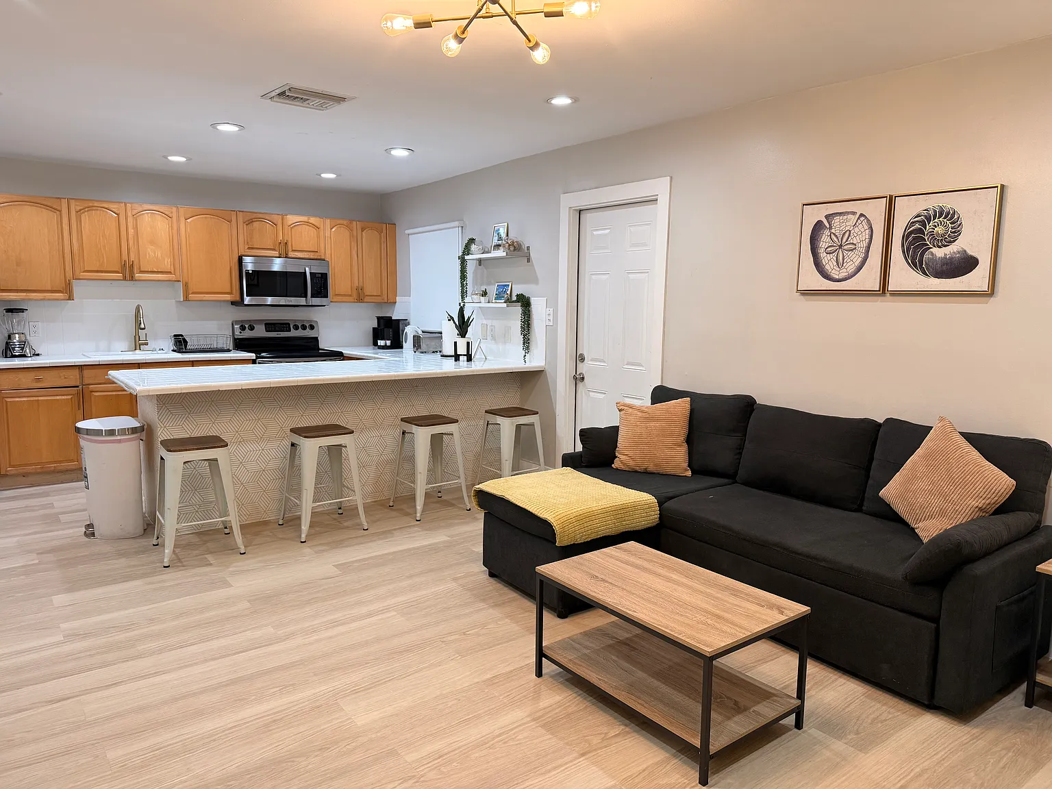2 bed, 800 sqft, $2,400 — Photo 2