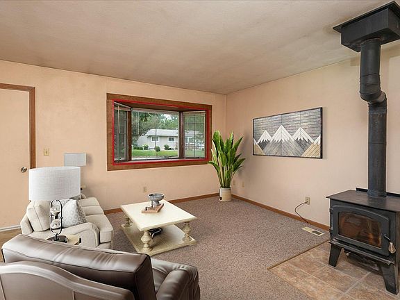 4th image of 660 24th St NE
