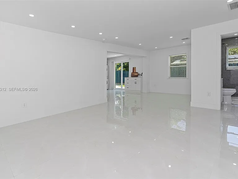 1473 NE 30th Ct — Photo 4