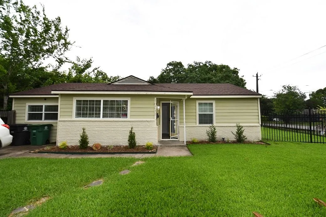 4 bed, 2.0 bath, 1140 sqft, $1,800 — Photo 2