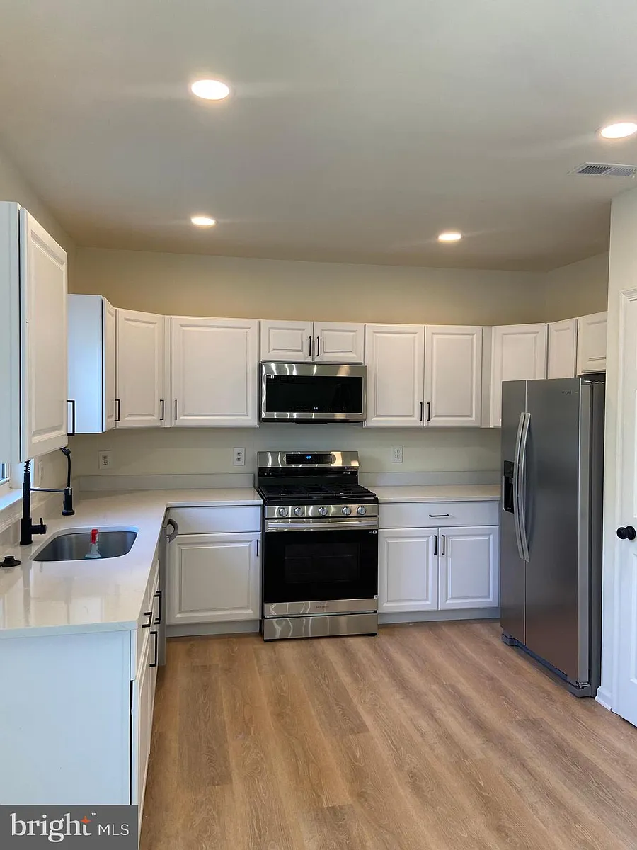 Building Photo - 42888 Golf View Dr