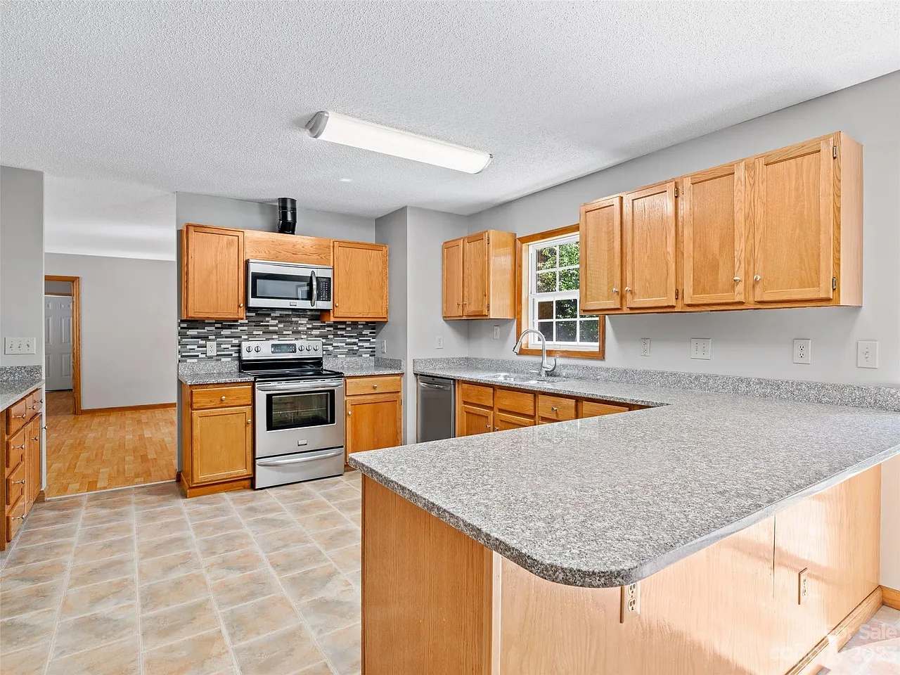 6 bed, 2795 sqft, $850 — Photo 2