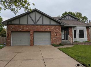 706 Oak Ridge Rd, Papillion, NE 68046