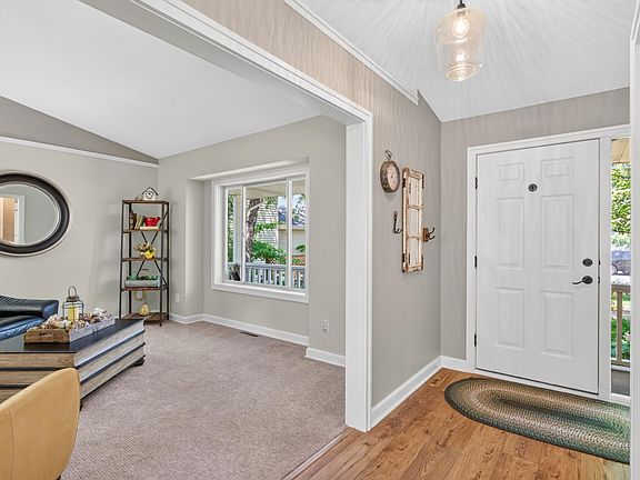 4th image of 15165 Dartmoor Ct