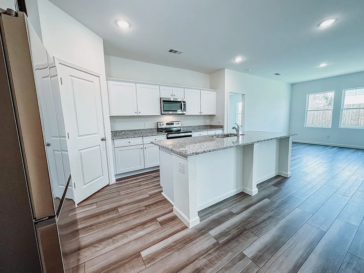 1637 Whitworth Dr — Photo 4