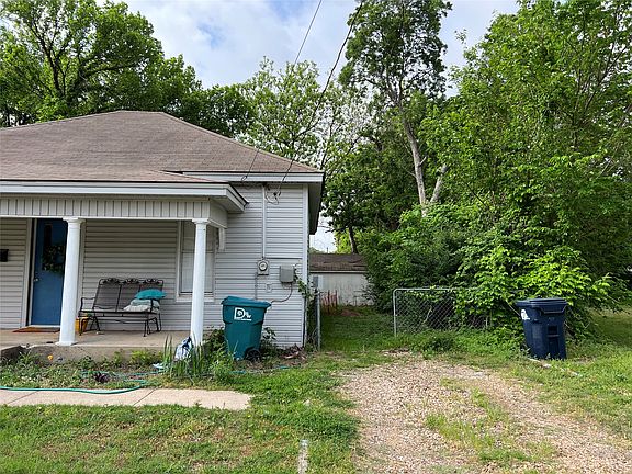 3rd image of 215 Maple St